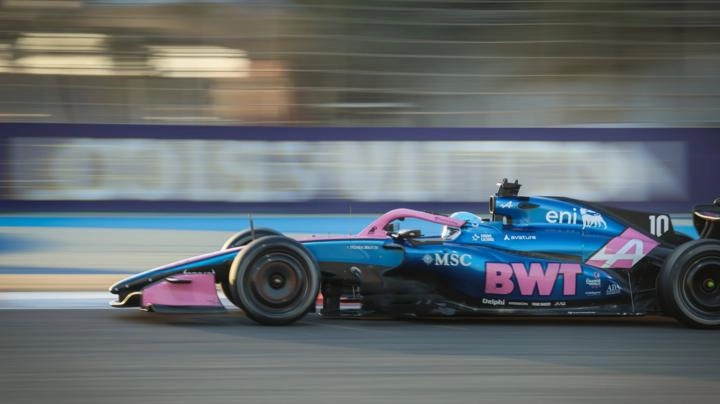 Гоночний болід Aston Martin на трасі під час передсезонних тестів Формули 1 в Бахрейні