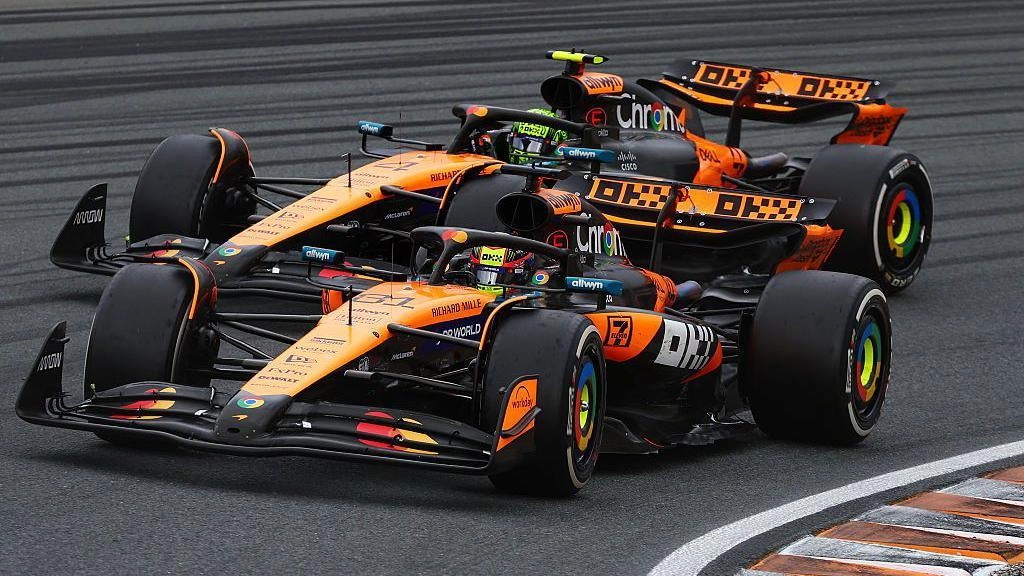 Два боліди McLaren на трасі під час гонки, демонструючи новий дизайн та кольори команди