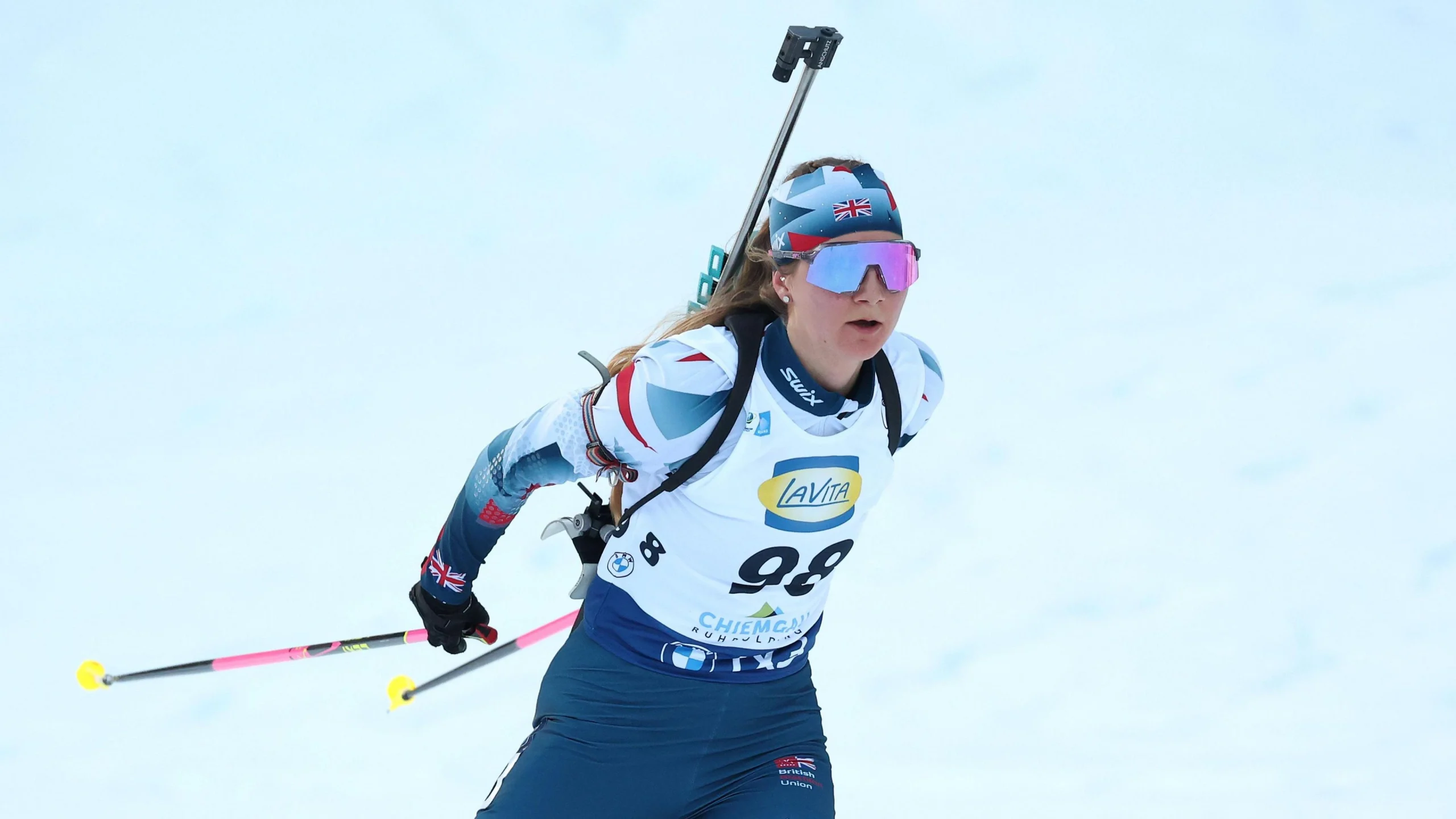 Британська біатлоністка на зимових Олімпійських іграх 2026 року в Мілані-Кортіні, змагається на трасі