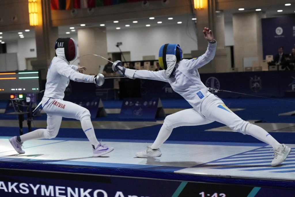Українська шпажистка Анна Максименко атакує суперницю на чемпіонаті Європи в Тбілісі
