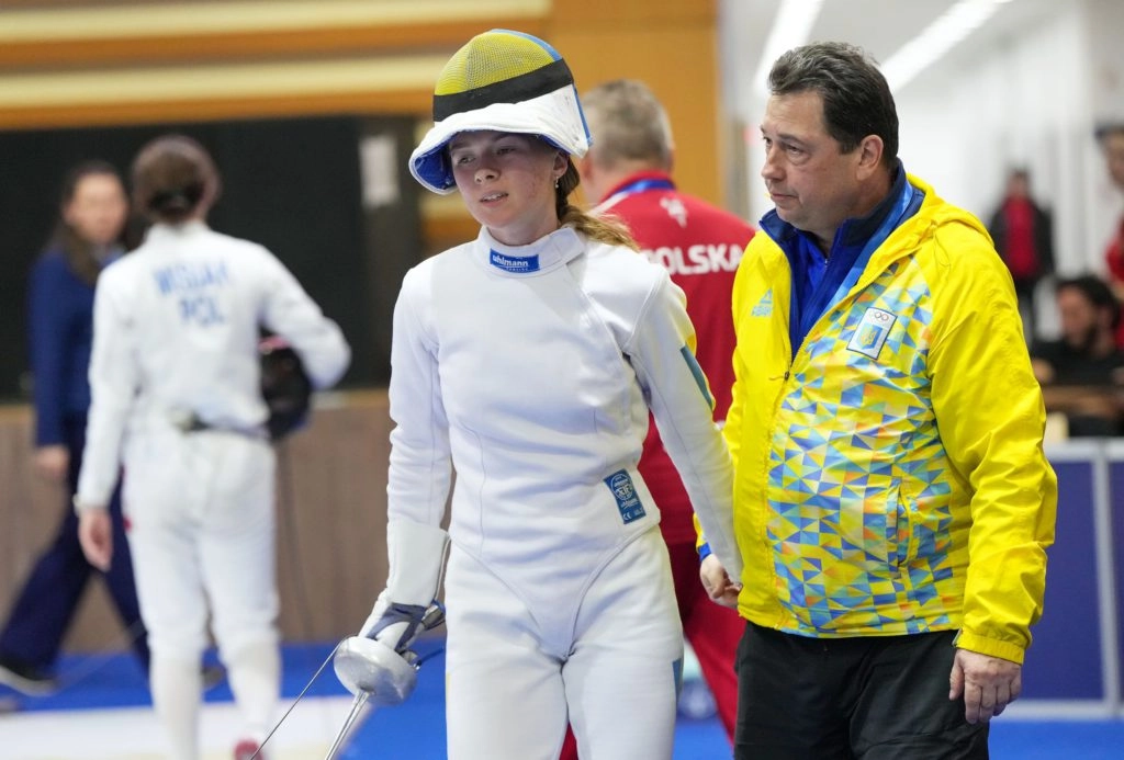 Українська шпажистка Анна Максименко з тренером після змагань на чемпіонаті Європи в Тбілісі