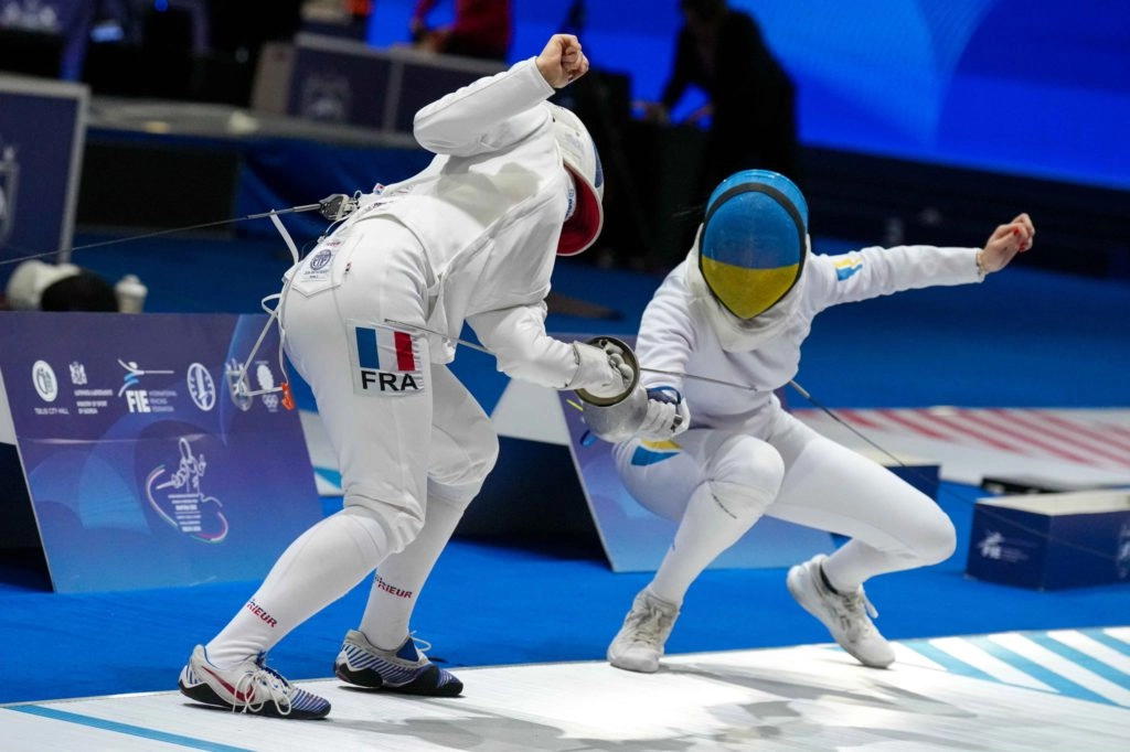 Українська шпажистка Анна Максименко атакує суперницю з Франції на юніорському чемпіонаті Європи в Тбілісі