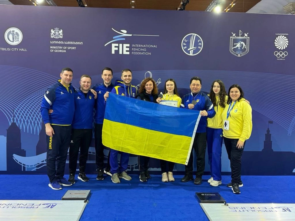 Українська команда фехтувальників з прапором на юніорському чемпіонаті Європи в Тбілісі