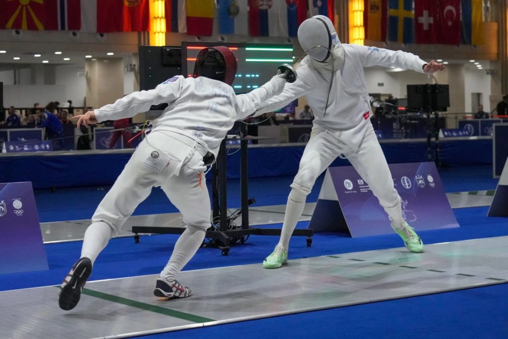 Двоє фехтувальників у поєдинку на чемпіонаті Європи в Тбілісі, один атакує, інший захищається