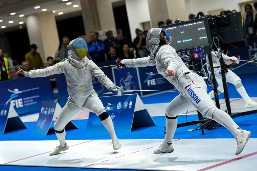 Шпажисти змагаються на чемпіонаті Європи у Тбілісі, один з них у захисній масці з прапором Росії