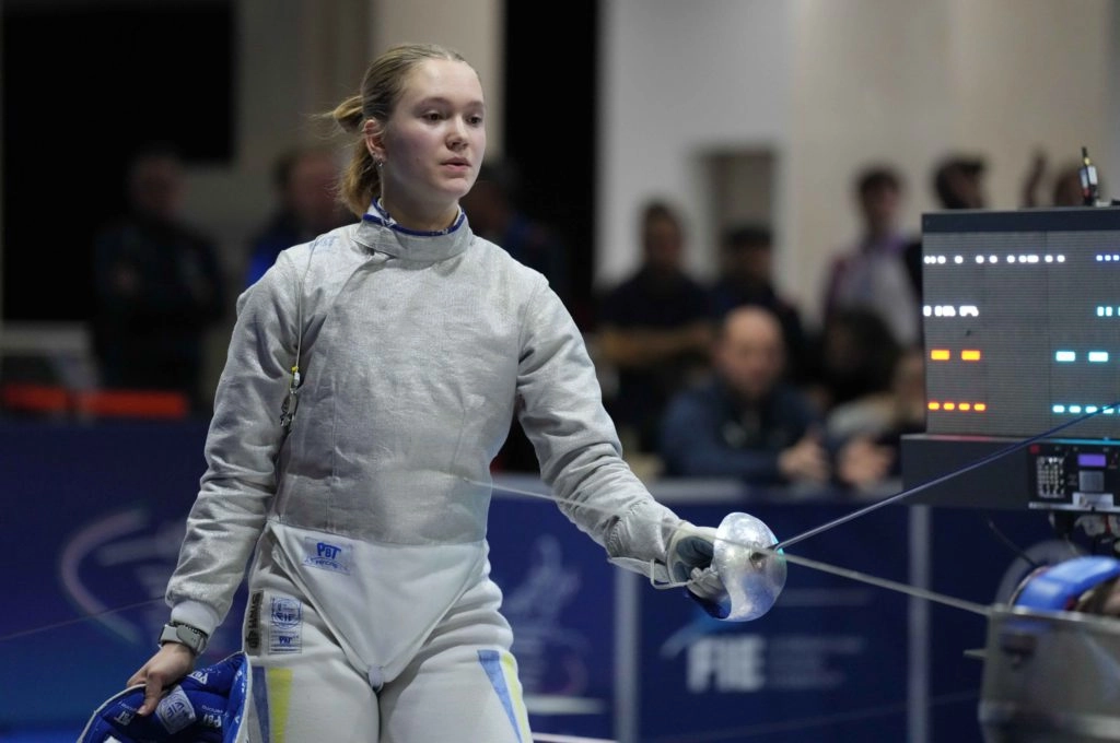 Шаблістка в захисному костюмі на чемпіонаті Європи серед юніорів у Тбілісі, Грузія