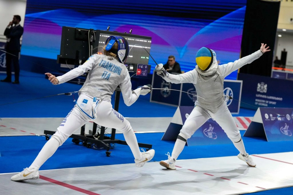 Двоє фехтувальників у поєдинку на чемпіонаті Європи в Тбілісі, один з них з Італії
