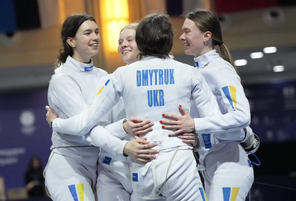 Українські шпажистки святкують перемогу на чемпіонаті Європи в Тбілісі, обіймаючи одна одну