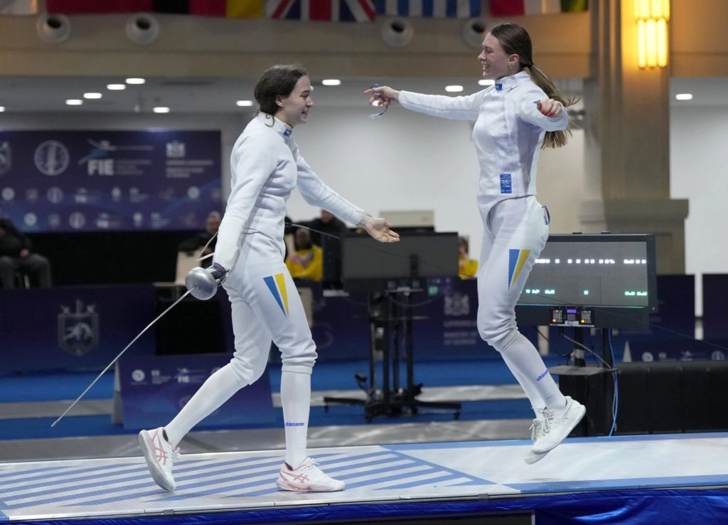 Українські шпажистки святкують перемогу на чемпіонаті Європи у Тбілісі, підстрибуючи на доріжці