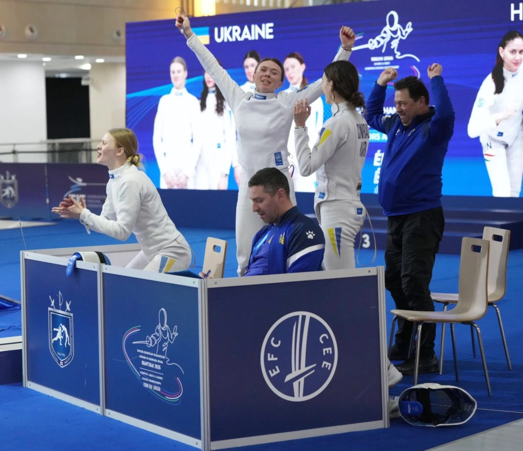 Українська команда шпажисток святкує перемогу на чемпіонаті Європи в Тбілісі, радісні емоції спортсменок