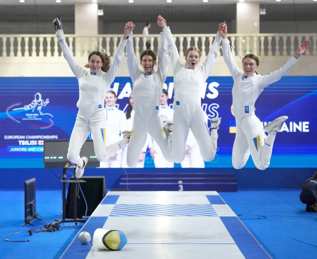 Українські шпажистки стрибають від радості після перемоги на чемпіонаті Європи в Тбілісі