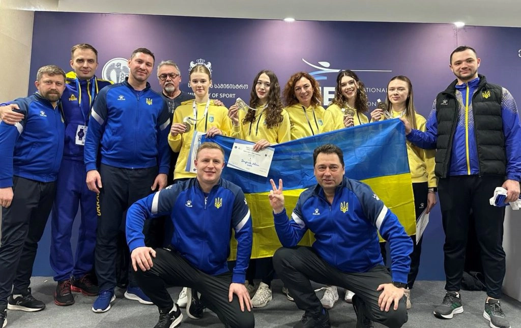 Українська збірна з фехтування святкує перемогу на чемпіонаті Європи в Тбілісі з національним прапором