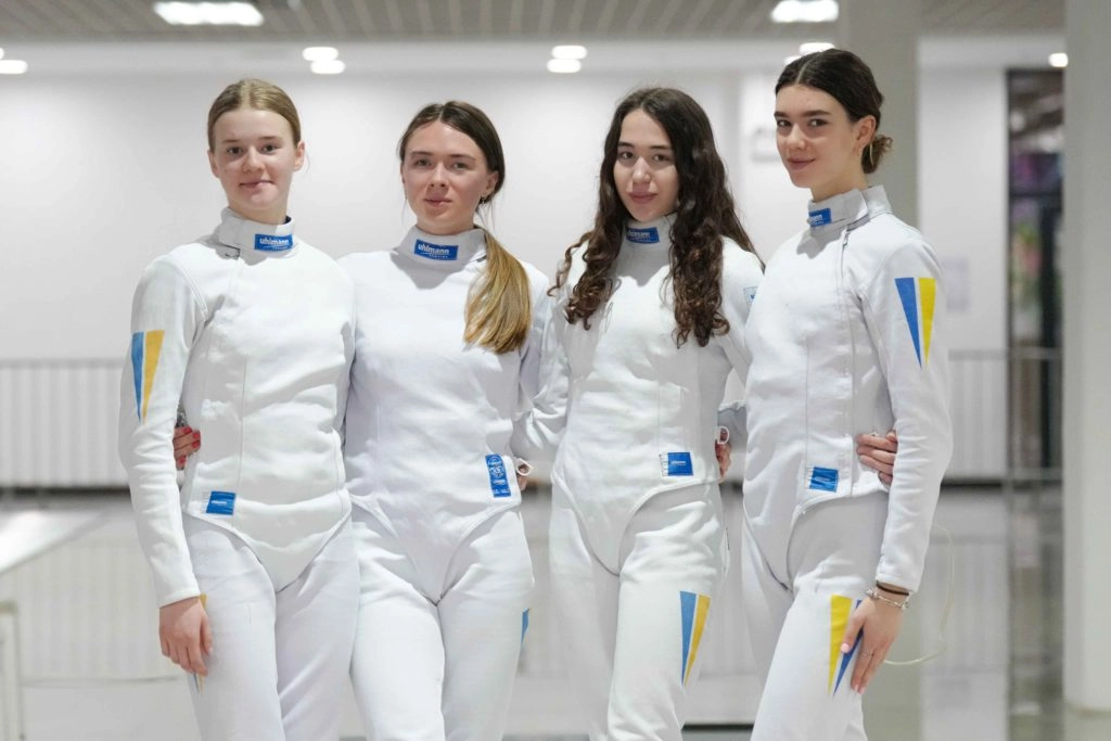 Українська жіноча команда шпажисток у білих костюмах на чемпіонаті Європи в Тбілісі