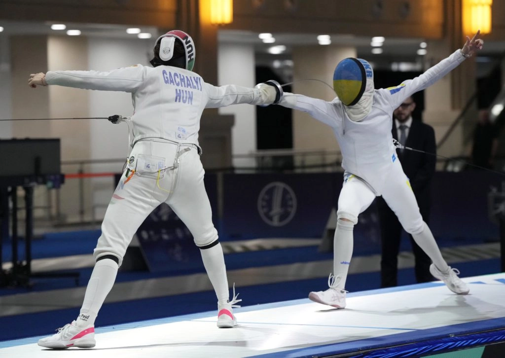 Українська шпажистка атакує суперницю з Угорщини під час фіналу чемпіонату Європи в Тбілісі