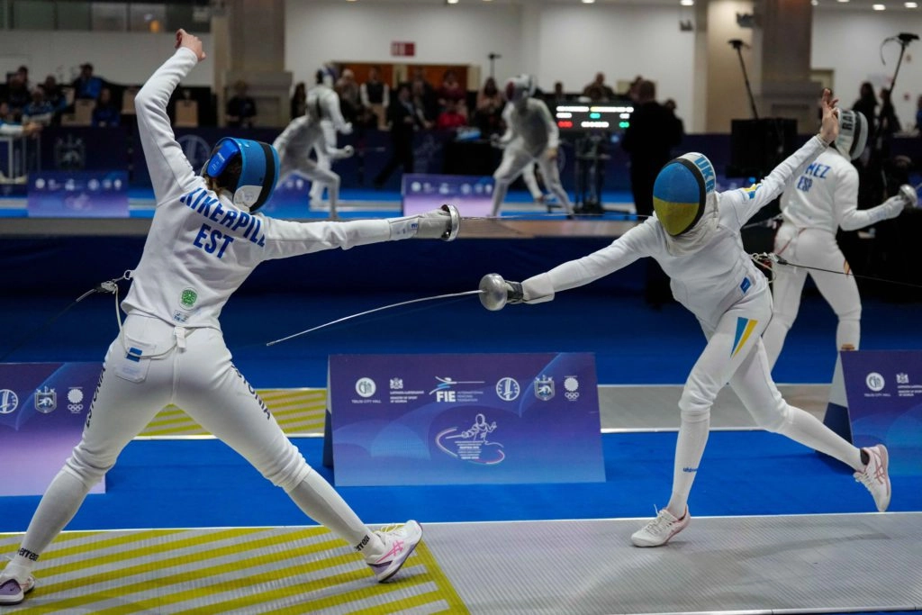 Українська шпажистка атакує суперницю з Естонії під час чемпіонату Європи в Тбілісі