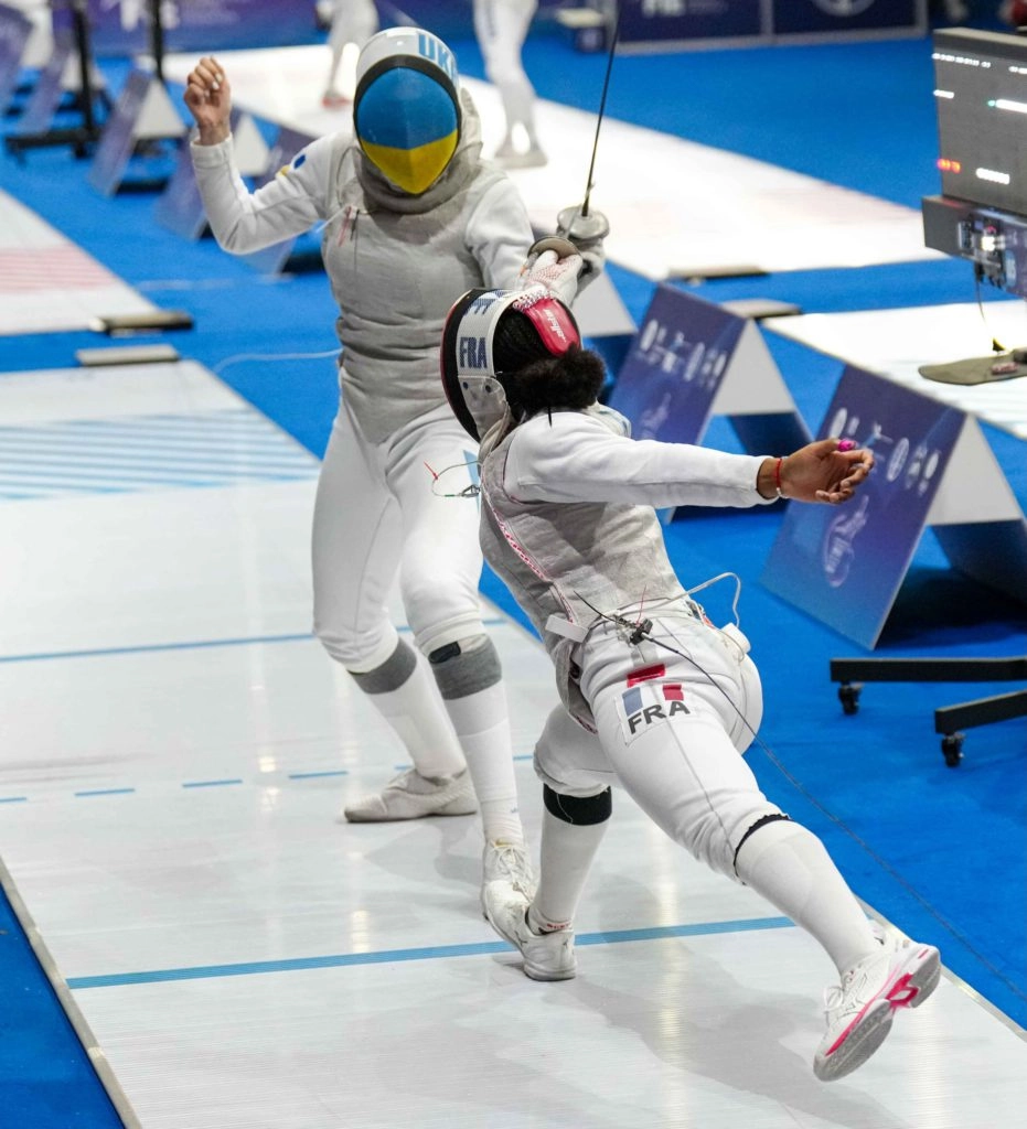 Українська рапіристка атакує суперницю з Франції на чемпіонаті Європи в Тбілісі