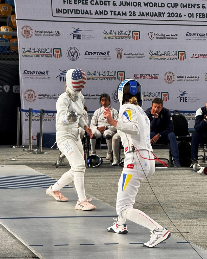 Дві фехтувальниці змагаються на юніорському Кубку світу з фехтування на шпагах в Каїрі