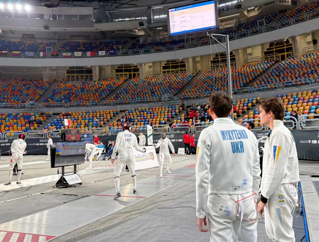 Українські фехтувальники на юніорському Кубку світу в Каїрі, готуються до командного поєдинку