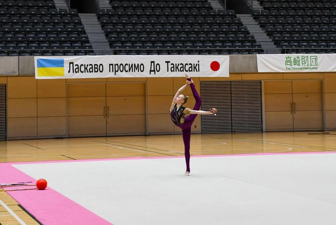 Гімнастка збірної України виконує вправу на килимі в Takasaki Arena під час тренувального збору