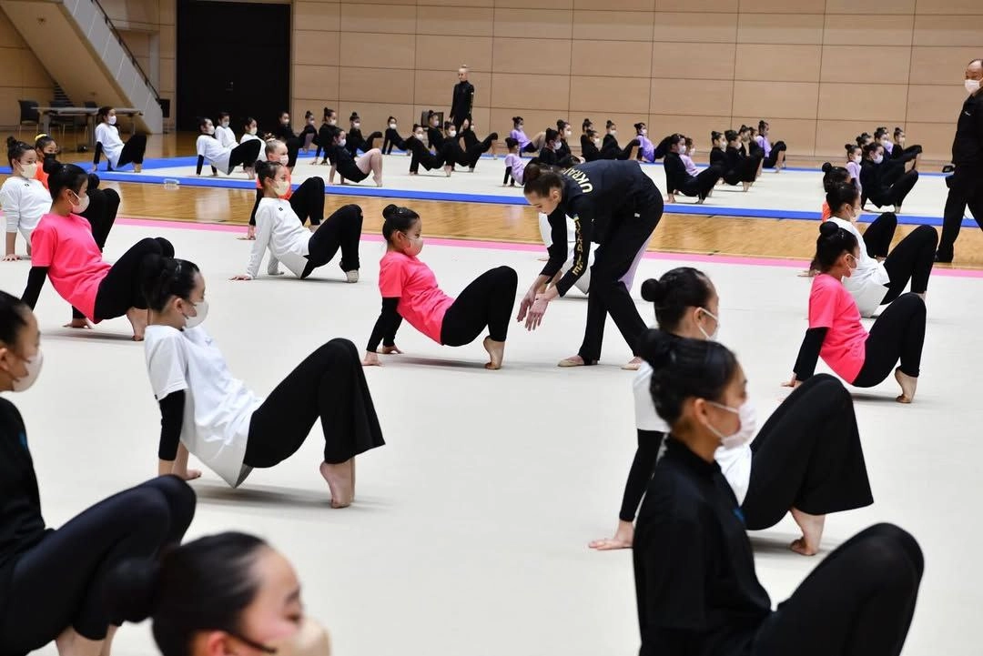 Українські гімнастки тренуються в Takasaki Arena під керівництвом тренера, підготовка до змагань