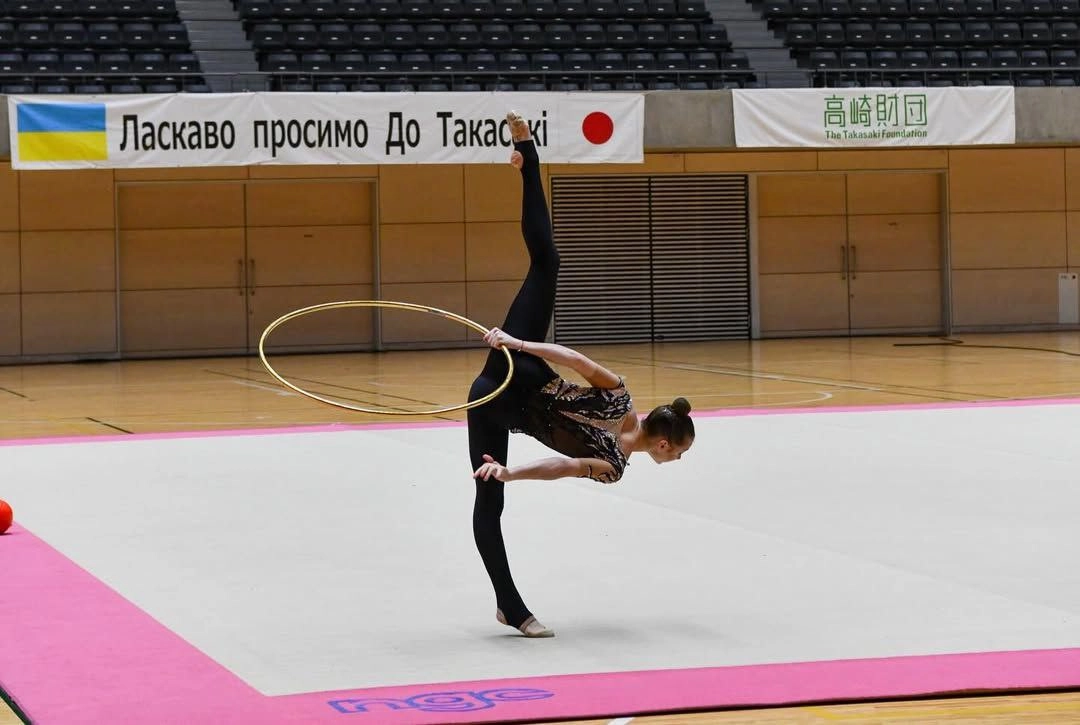 Гімнастка збірної України виконує вправу з обручем на тренуванні в Takasaki Arena, Японія