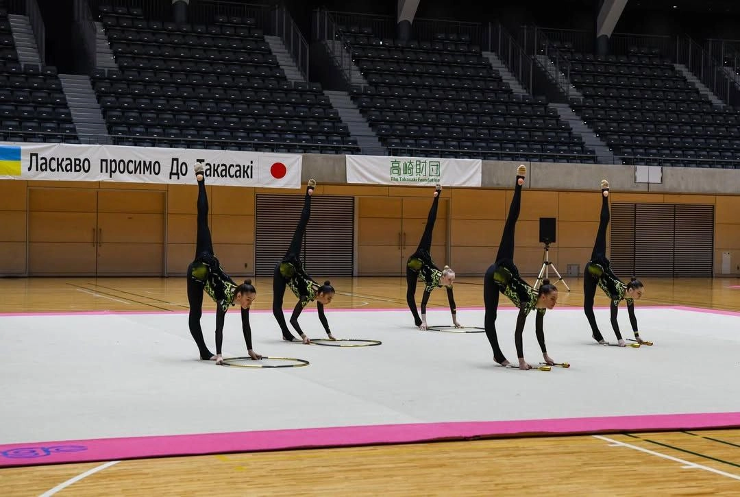 Українські гімнастки виконують вправи з обручами на тренуванні в Takasaki Arena, Японія