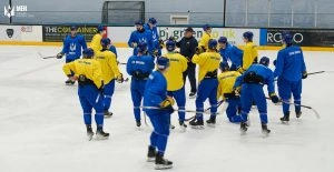 Українська хокейна команда в синьо-жовтій формі тренується на льодовій арені в Единбурзі