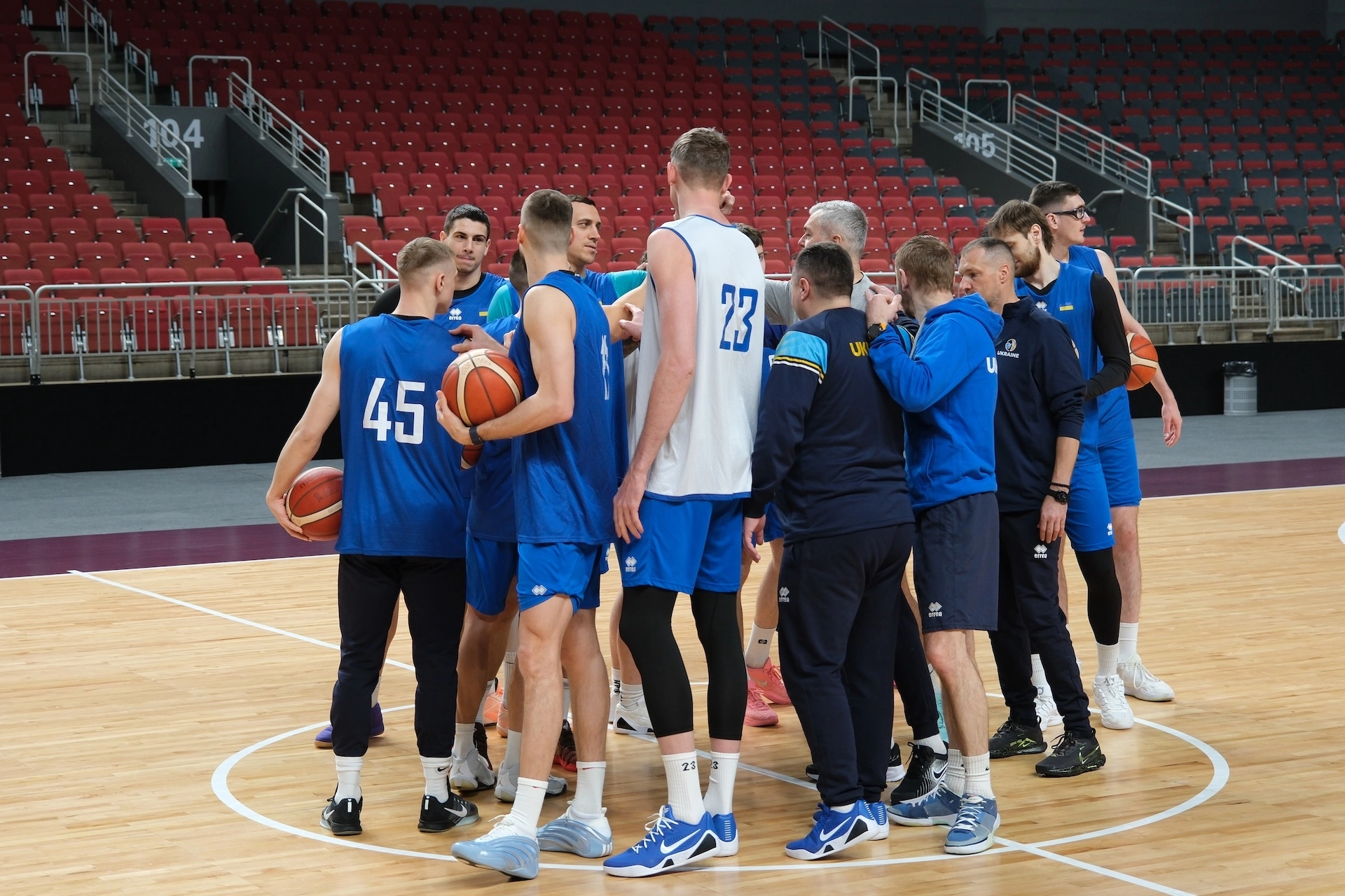 Гравці збірної України з баскетболу проводять тренування на арені Xiaomi Arena в Ризі
