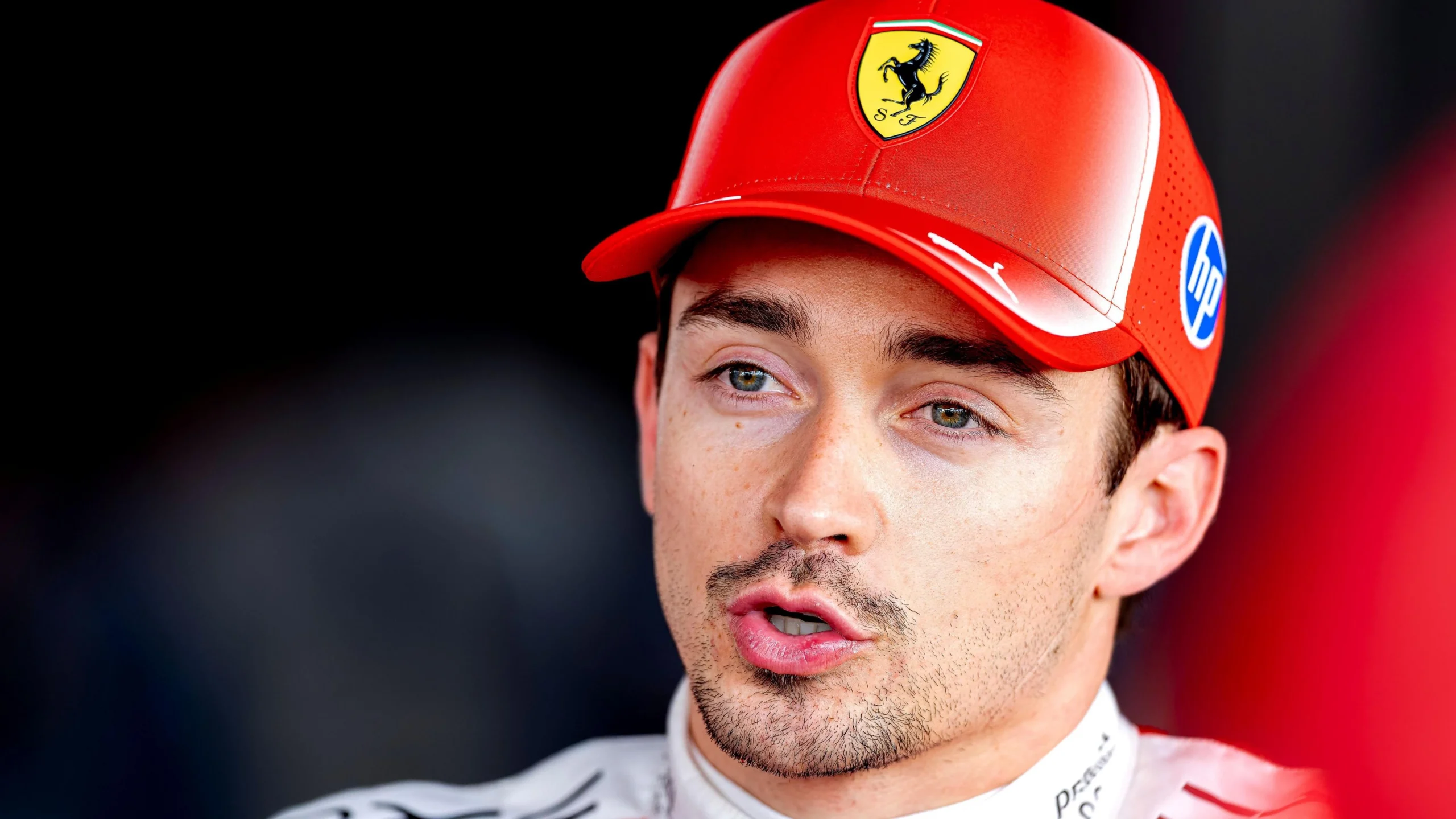 Пілот Формули 1 у червоній кепці Ferrari під час інтерв'ю на Гран-прі Японії в Сузуці