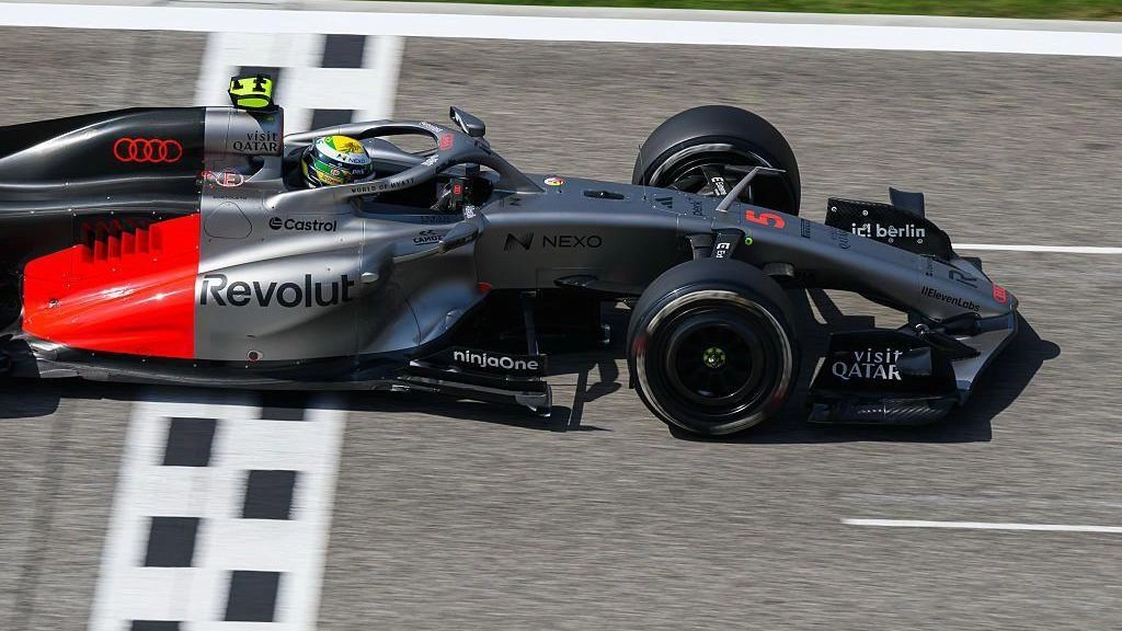 Гоночний болід Aston Martin на трасі під час Гран-прі Австралії в Мельбурні