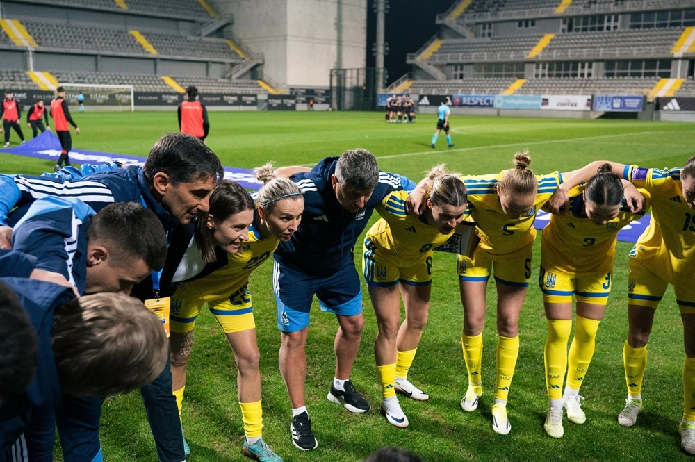 Футболістки збірної України та тренерський штаб обговорюють стратегію на полі перед матчем