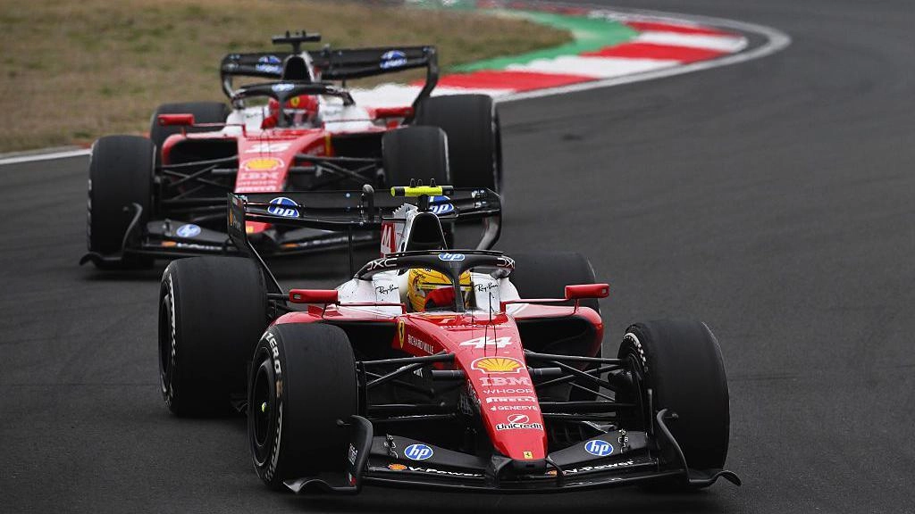 Два боліди Ferrari змагаються на трасі під час Гран-прі Китаю, демонструючи нові правила F1
