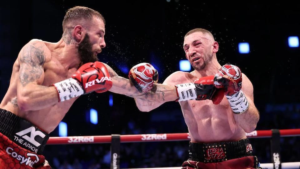 Боксер Ентоні Какейсе завдає удару супернику під час бою за титул WBA в Дубліні