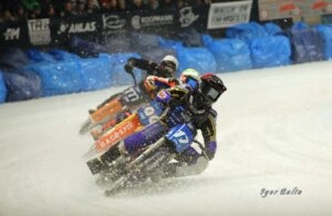 Гонщики на льодовому треку під час змагань FIM Icespeedway Gladiators в Німеччині, напружена боротьба