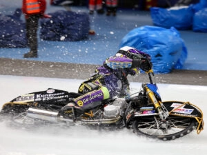 Гонщик на мотоциклі долає поворот на льодовій трасі під час змагань FIM Icespeedway у Німеччині