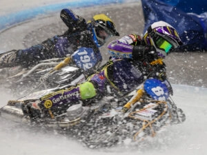 Гонщики на льодовому треку під час змагань FIM Icespeedway Gladiators в Німеччині, сніг летить з-під коліс
