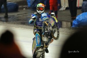 Гонщик на мотоциклі виконує віллі на льодовій трасі під час змагань на Макс Айхер Арені в Німеччині