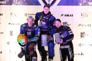 Три гонщики на подіумі з нагородами після змагань FIM Icespeedway Gladiators в Німеччині