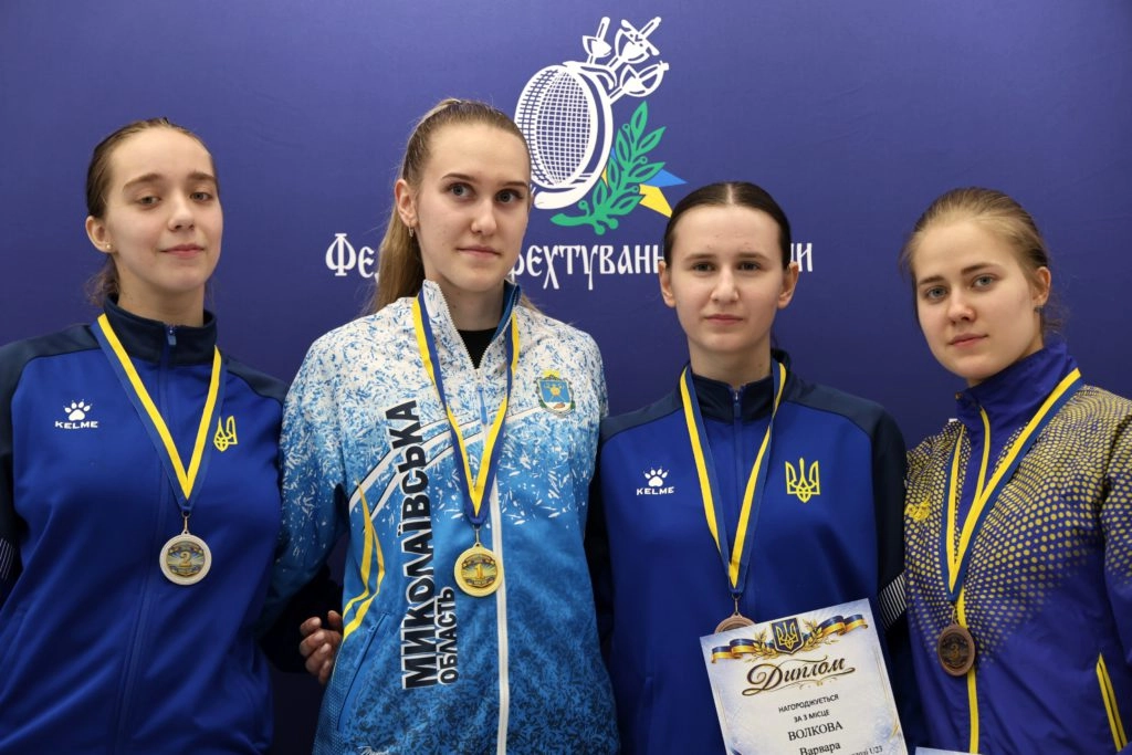 Чотири молоді фехтувальниці з медалями на чемпіонаті України U-23, стоять перед банером федерації