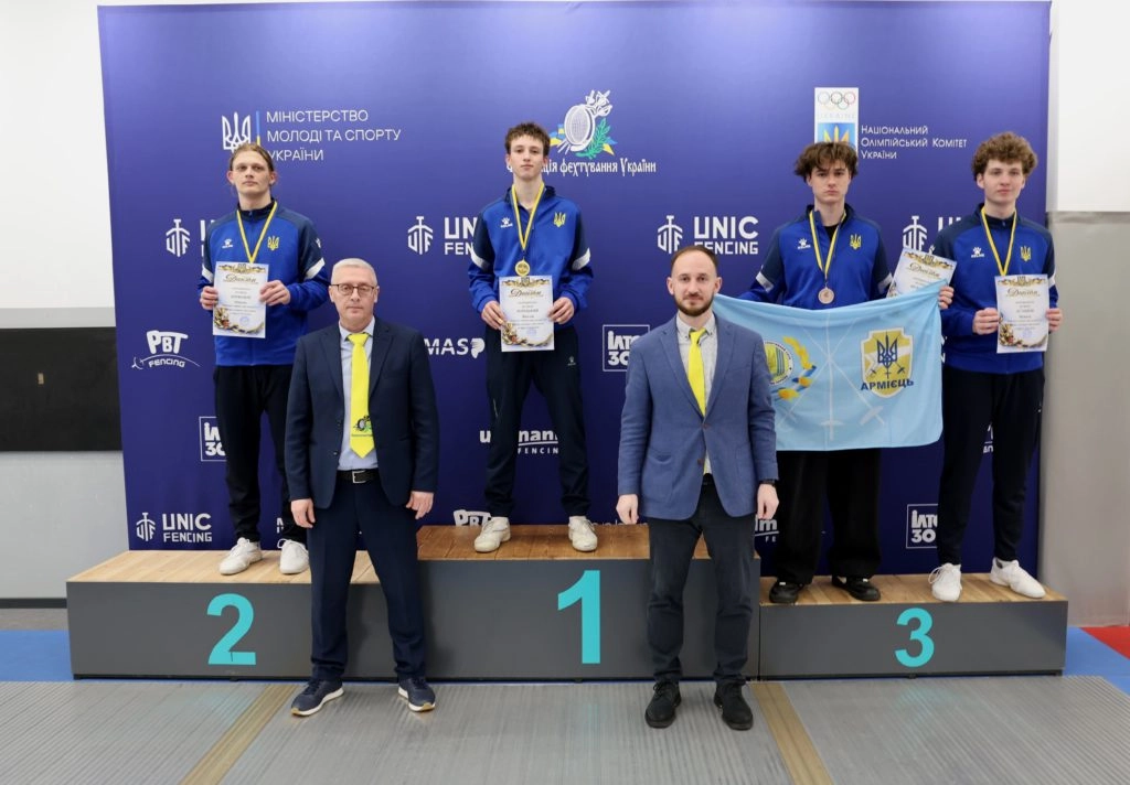 Чоловічий п'єдестал пошани чемпіонату України U-23 з фехтування, спортсмени з медалями та дипломами