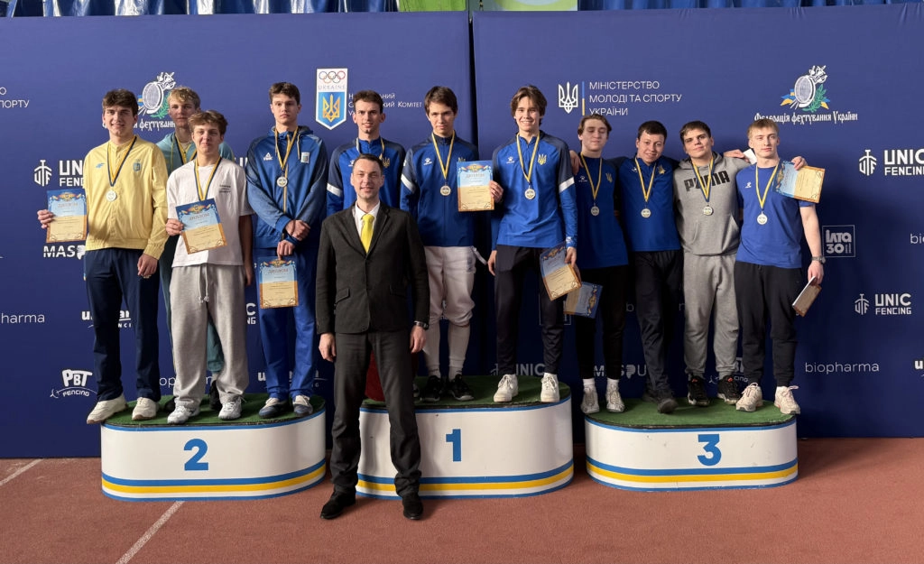 Чоловіча команда фехтувальників на п'єдесталі з нагородами чемпіонату України U-23 у Львові