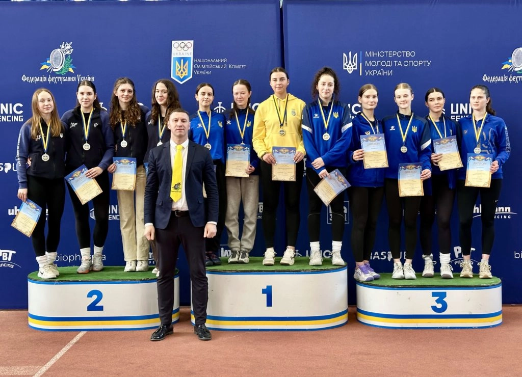 Спортсменки на п'єдесталі пошани з медалями та дипломами після змагань з фехтування у Львові