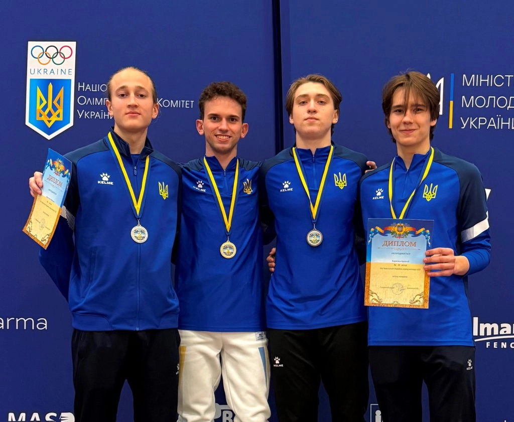 Четверо молодих шпажистів у синіх спортивних костюмах з медалями на чемпіонаті України U-23
