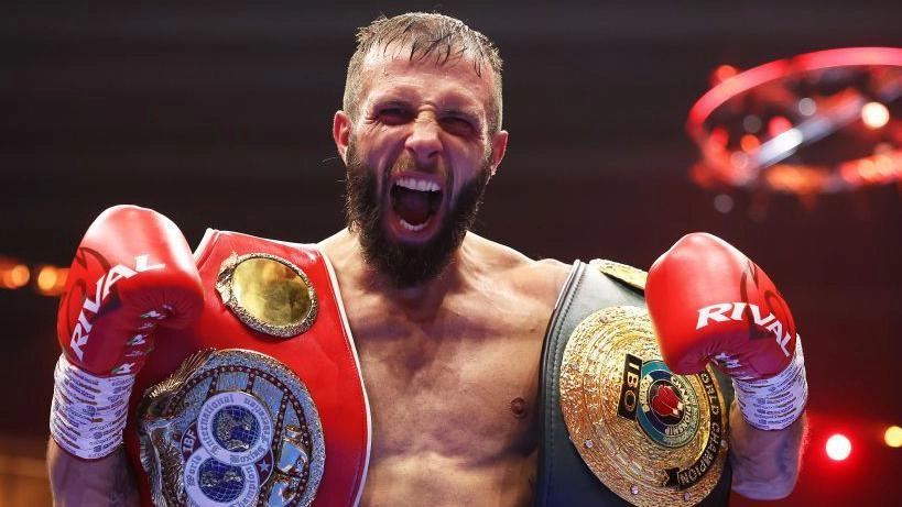 Боксер з двома чемпіонськими поясами радіє перемозі в ринзі, готуючись до захисту титулу в Дубліні