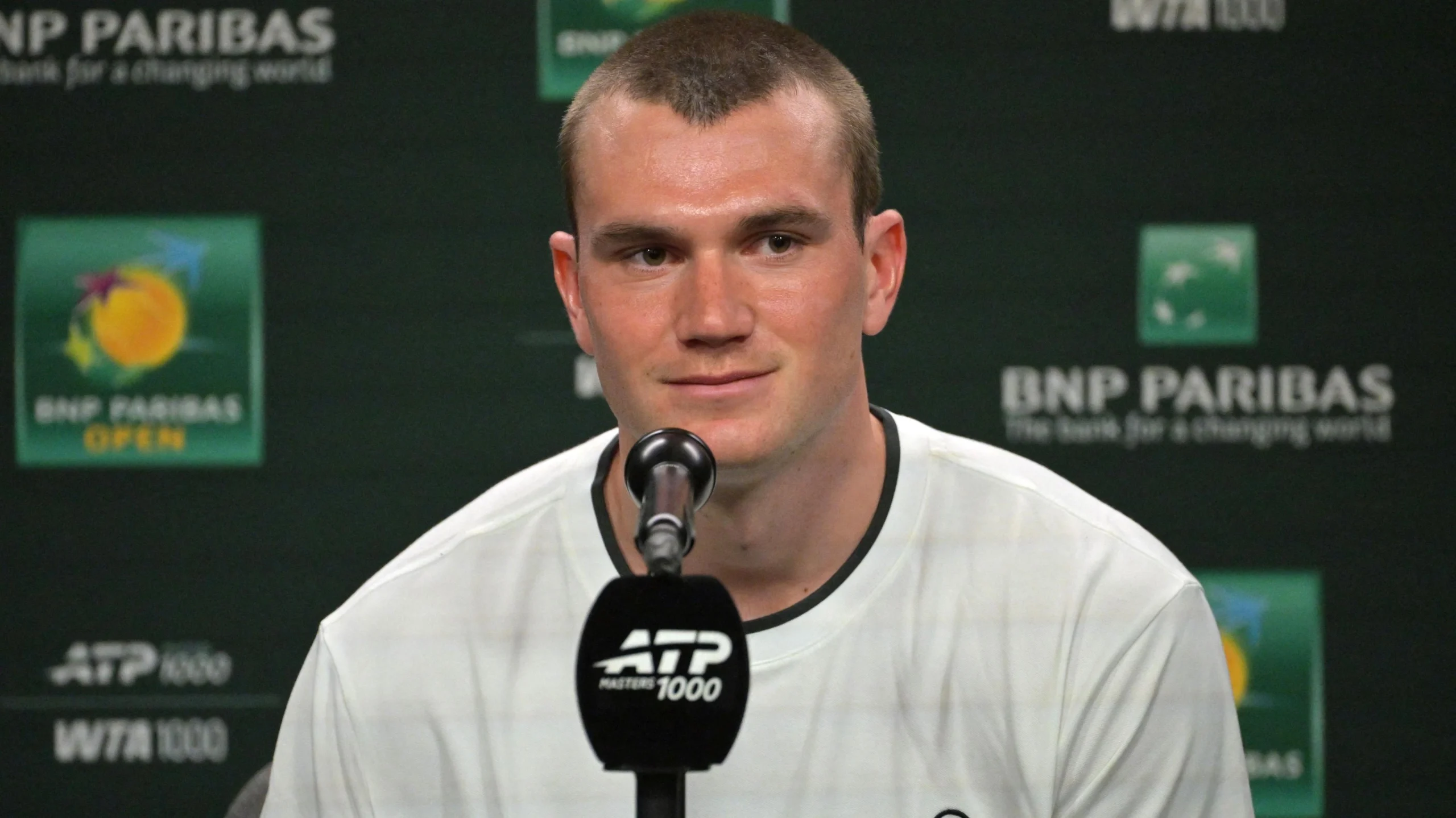 Тенісист на пресконференції після перемоги в турнірі BNP Paribas Open, зосереджений вираз обличчя