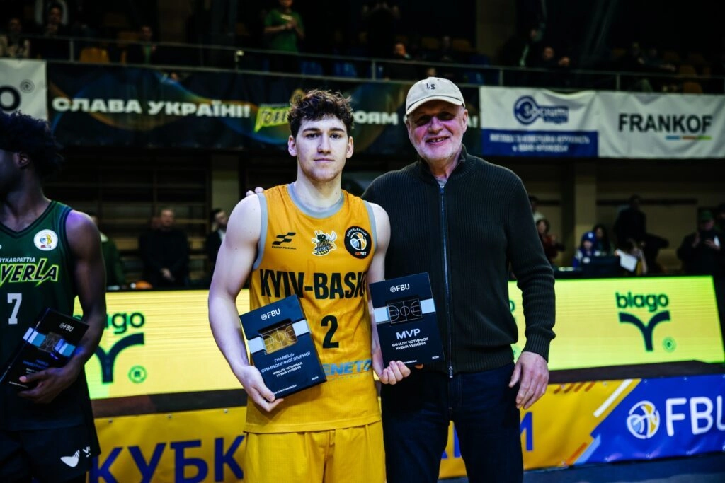 Єгор Сушкін з нагородою MVP після перемоги Київ-Баскета в Кубку України, поруч тренер команди