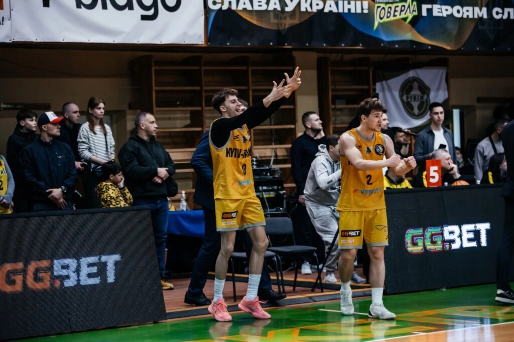 Гравці Київ-Баскета святкують перемогу у фіналі Кубка України на баскетбольному майданчику