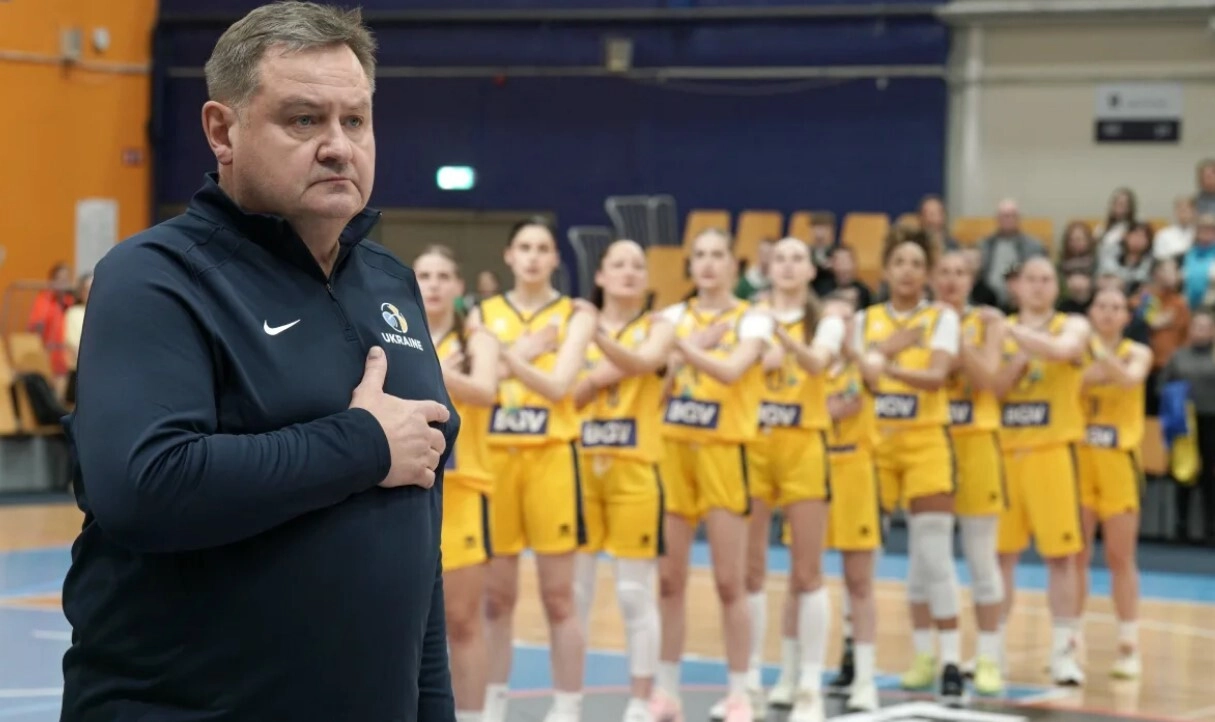 Головний тренер жіночої збірної України стоїть перед командою на баскетбольному майданчику