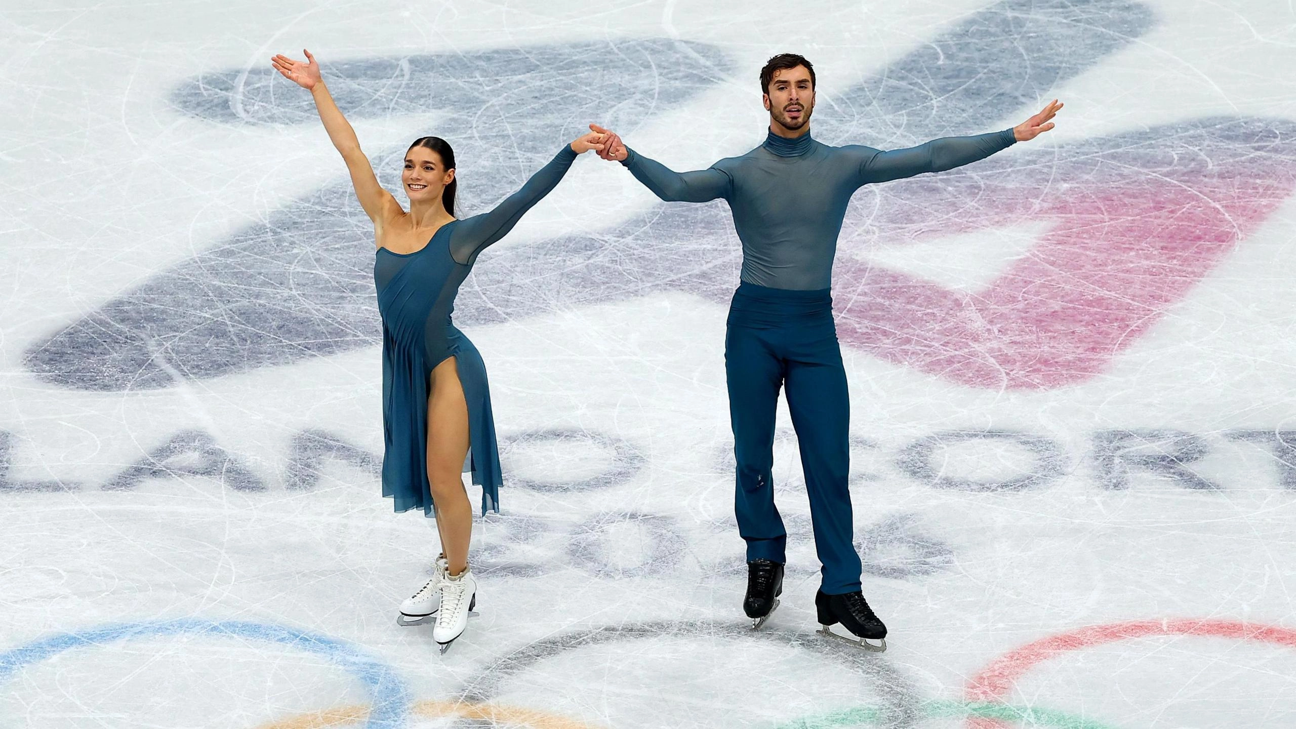 Ліла Фір та Льюїс Гібсон на льоду під час виступу на чемпіонаті світу з фігурного катання