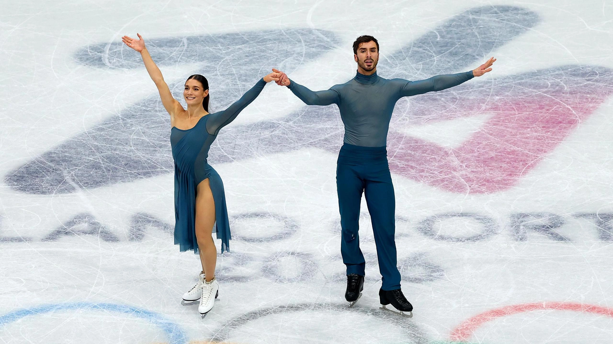 Фігуристи виконують танець на льоду в синіх костюмах на чемпіонаті світу в Празі
